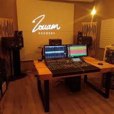 Merci A Zouam Records Pour Nous Avoir Fait Confiance Pour La Realisation De La Table Qui Accueille La Console De Mixage Dans Leur Incroya Home Decor Decor Desk
