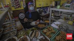 Sayur asem cocok dihidangkan bersama nasi, lauk tempe, tahu goreng atau ikan asin serta sambal terasi, pada cuaca panas terik. Lonjakan Harga Tahu Tempe Tambah Beban Pengusaha Warteg