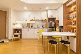 Rumah kecil ini dihuni oleh sepasang suami istri dengan satu orang anak usia. 10 Inspirasi Dapur Menyatu Dengan Ruang Makan Di Rumah Mungil