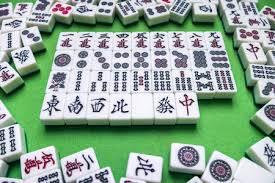 Los 21 juegos de mesa para niños de 3 a 8 años en 2020 ✅ que tienes que regalar a un niño para que se diviertan jugando y le ayuden en su desarrollo. Lleno De Fichas De Mahjong El Juego Japones De Corea Chino Sobre Fondo Verde Fotos Retratos Imagenes Y Fotografia De Archivo Libres De Derecho Image 78132284