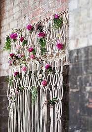 Macrame has been around for donkey's ages (ok really since the 70's) but when macrame and weddings meet, they make sweet sweet love and the result is a beautiful bohemian and ridiculously romantic love story that will have all your guests talking. 25 Bohemian Macrame Knotted Wedding Decor Ideas Huwelijk Macrame Patronen Decoratie