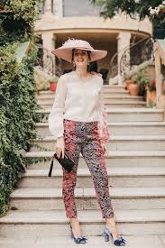 Lleva un vestido de cóctel o de noche de un sólo color. Ahora Las Invitadas Llevan Los Pantalones Tendencias De Bodas Magazine Blog