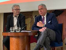 Arnaud de puyfontaine is a french businessman who has been serving as the chief executive officer of vivendi since 2014. Arnaud De Puyfontaine Adepuyfontaine Twitter