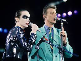 Ich habe im internet gelesen dass freddie mercury einen tag nach seiner bekanntgabe das er aids hat gestorben ist.das hätte man. David Bowie 10 Unvergessliche Looks Gala De