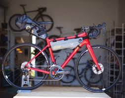 Time For An Off Road Adventure With This Parlee Chebacco Equipped With Apidura Goods Collectifparlee Patiosurf Baaw Velocartel A Le Rigolfeur De Fahrrad