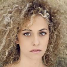 Inizia a lavorare come modella, per poi debuttare come attrice nel cinema e in televisione. Watch Gomorra La Serie Season 1 Episode 5 In Streaming Betaseries Com