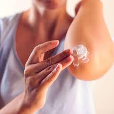 Glycolic Acid vs. Lactic Acid: Which One Is Better for Your Skin? – SLMD  Skincare by Sandra Lee, M.D. - Dr. Pimple Popper