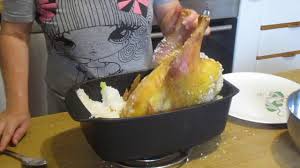 Distribuire la salsa senape sull'intera superficie della carne, massaggiandola per insaporire il roast beef al meglio.; Pollo Al Sale Youtube