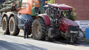 Annonces correspondantes préciser la recherche (12). Un Engin Agricole Percute Une Voiture Du Carburant Se Deverse Dans La Sensee Le Centre De Croisilles Bloque