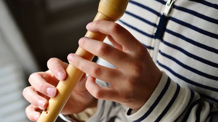 niña tocando flauta