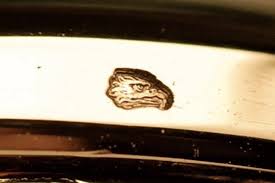 L'or 18k est un mélange d'or, d'argent et de cuivre utilisé en bijouterie (voir annexe 2). Carats Et Poincons