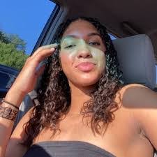 Kellie Hare's Instagram, Twitter & Facebook