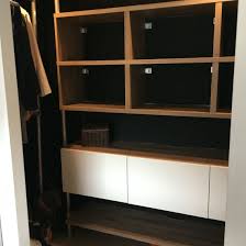 Walk In Closet Met Steigerbuizen En Besta Hack Van Ikea In Totaal Zijn Er 3 Tv Meubels Van Het Type Besta Gebruikt Ikea Meubels Woonkamer