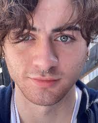 Chris Lampson's Instagram, Twitter & Facebook