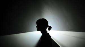 En este artículo explicaremos qué es la luz azul, en qué casos es peligrosa y por qué es importante protegerse adecuadamente. Arte Con Luz El Anartista