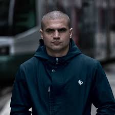 La rappresentazione degli anni '70 in questo occhiale dalla forma squadrata. Pivert L Hanno Ribattezzata Linea Di Abbigliamento Fascista Il Responsabile Non E Cosi Ma Ai Ragazzi Di Casapound Piace Il Fatto Quotidiano