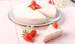 Per prima cosa prendete uno stampo a cerniera e foderate il fondo con un disco di carta da forno della stessa grandezza. Cheesecake Senza Cottura Alle Fragole E Cioccolato Bianco Chiara S Cakery