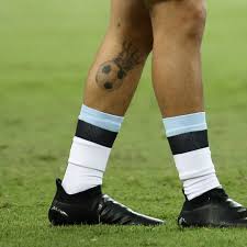 Paulo dybala has some interesting tattoos with meanings behind them, that i would like to check in 5 yıl önce. Fifa Fussball Wm On Twitter Eine Stramme Fussballer Wade Ein Tattoo Ein Ball Eine Krone Doch Wem Gehort Dieses Bein Wm2018