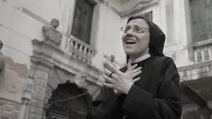 Soeur cristina scuccia, qui s'était illustrée en chantant no one d'alicia keys lors des auditions à l'aveugle, a chanté mercredi soir aux côtés de la star australienne kylie minogue. Italie Soeur Cristina Religieuse Star De The Voice