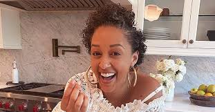 Tia Mowry Shows off Her Growing Natural Gray Afro in a Cool Makeup-Free  Selfie