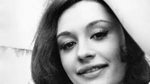 Roma (ap) — raffaella carrà, quien por décadas fue una de las artistas italianas más queridas y populares de la pantalla chica, apodada reina de la televisión italiana, murió el lunes a los 78 años después de una larga enfermedad, reportó la televisora estatal italiana citando a su familia. Nbyhwkkl7tx Rm
