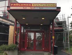Handbollshallen har en läktare och cafeteria finns i kulturhusets entré. Frolunda Kulturhus Sporthall Sporthallar Hitta Enhet Goteborgs Stad