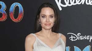 Всё о жизни анджелины джоли! Angelina Jolie Explains Why She Chooses To Be Public About Her Health Issues In Heartfelt Personal Essay Entertainment Tonight