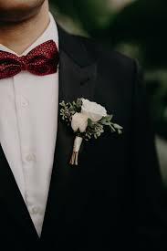 There are many options to choose from for a wedding centerpiece—you can dazzle with a towering floral display or keep it simple with a rustic arrangement of foliage. Classy Meets Tropical In This Gorgeous Four Seasons Resort Oahu Wedding Junebug Weddings White Flower Boutonniere White Boutonniere White Rose Boutonniere