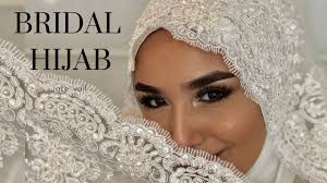 Viele angehende bräute schauen sich direkt nach der verlobung nach ihrem brautkleid um, denn. Bridal Hijab With Veil I Gelinbasi I Hochzeitsfrisur Youtube