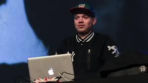 Boaz produceert niet alleen voor de artiesten van nouveau riche. Meisje Voor Robbie Pardoel Show Ad Nl