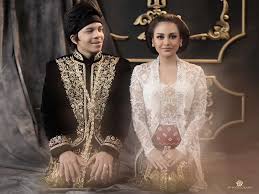 Jawas who migrated from tatooine were referred to as offworld jawas. Berbusana Adat Jawa Atta Halilintar Dan Aurel Hermansyah Foto Pre Wedding