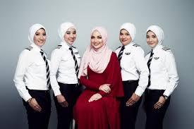 Naelofar hijab chic rapunzel loop naelofar hijab is very famous with its instant shawl. Airasia Female Pilots Take Naelofar Hijab To The Skies Gaya Travel Magazine