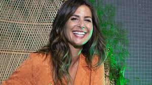 Nuria Roca la más estilosa con la chaqueta amarillo mantequilla en tendencia de firma española