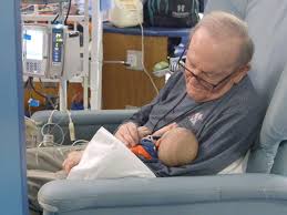 Adiós al 'abuelo de la UCI pediátrica', el hombre que abrazaba y acompañaba  a bebés prematuros | Actualidad | Mamas & Papas | EL PAÍS
