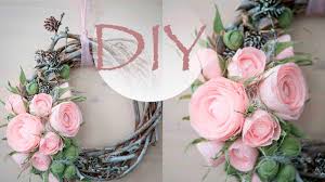 как сделать бутон розы из гофрированной бумаги без конфет Venok Na Dver Iz Bumagi Diy Tsvoric Crepe Paper Gigantskie Cvety Cvety Bumazhnye Cvety