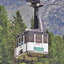 Una funivia è una tipologia di mezzo di trasporto a fune, finalizzato al trasporto di persone o cose i cui veicoli, costituiti da cabine o piattaforme, risultano sospesi ad una fune e vengono trainati da un'altra fune. La Tragedia Sulla Funivia Tutto Il Settore Sotto Choc Cronaca Bormio