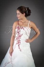 Jeder brautkleid kann maßgeschneidert werden. Welche Arten Von Verzierungen Gibt Es Fur Brautkleider Profi Ratgeber