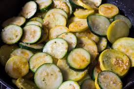 Cómo se prepara el zucchini amarillo. Calabacin Salteado Y Calabaza Amarilla Con Ajo Y Parmesano Hornea Con Amor