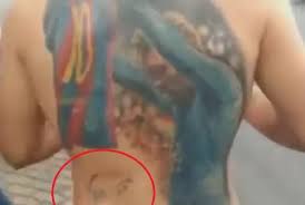Así quedó el tatuaje de la firma de lionel messi, en la piel del fanático que asombró al astro de la con el mensaje de terrible tatuaje, me encantó, messi reaccionó a la locura que este hincha hizo. Mzsacuctwv6zfm