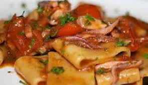 Mettete sul fuoco una pentola con abbondante acqua e non appena giungerà a bollore, insaporitela con una presa di sale grosso e mettete a cuocere i paccheri. Paccheri Con Sugo Di Calamari La Ricetta Perfetta Per Un Primo Gustoso