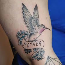 Tatuaje de la palabra amor, compartido entre madre e hija. 45 Ideas De Tatuajes Para Recordar A Una Madre Fallecida