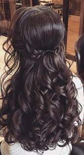 La Belleza De Una Mujer No Esta En La Ropa Que Usa La Figura Que Lleva O En La Forma En Que Peina Su Cabel Quince Hairstyles Hair Styles Thick Hair