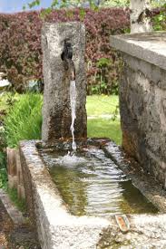 Steinwassertrog Macht Ein Naturliches Wasserspiel Troge Wurden Ursprunglich In In 2020 Brunnen Garten Wasserelemente Im Freien Garten