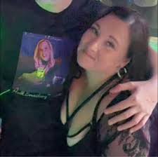 I brought some hair tinsel and I've been trying to fit some in my partners  hair but I can't make them stay, can any one recommend someone to teach me?  It's kinda