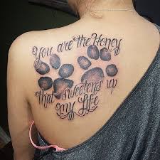 Motive Fur Unsere Lieben Vierbeiner Die Wir Ins Herz Geschlossen Haben Ein Pfotenabdruck Von Lebend Tattoo Bedeutungen Pfoten Tattoo Tattoos Mit Bedeutung