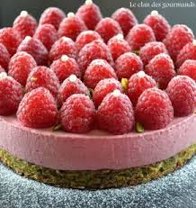 Entremet Frais Et Leger Mousse Framboise Et Biscuit Pistache Le Clan Des Gourmands Gateaux Frais Mousse Framboise Gateau Mousse Framboise