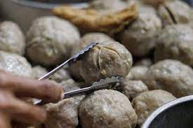 Masukkan pentol bakso ayam dan tuangkan kuah bakso yang enak dan gurih tersebut. 5 Resep Cara Membuat Pentol Ala Abang Abang Yang Enak