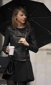 Taylor Swift Looks Gorgeous In Leather Jacket And Skirt To Brave Rain Taylor Swift Style Taylor Swift Street Style Taylor Swift Web