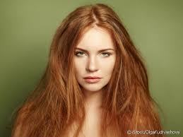 I capelli rossi naturali solitamente corrispondono ad un fototipo con occhi verdi o celesti con punte calde, pelle molto chiara con sottotono rosa e lentiggini. Colorazione Rossa Focus Sulle Differenti Nuance Di Rosso