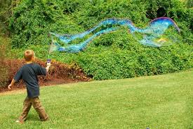 Faire des bulles de savon géantes est une activité d'extérieur qui plaît à tous les enfants. Bulle De Savon Faire Des Bulles De Savon Geantes Pratique Fr